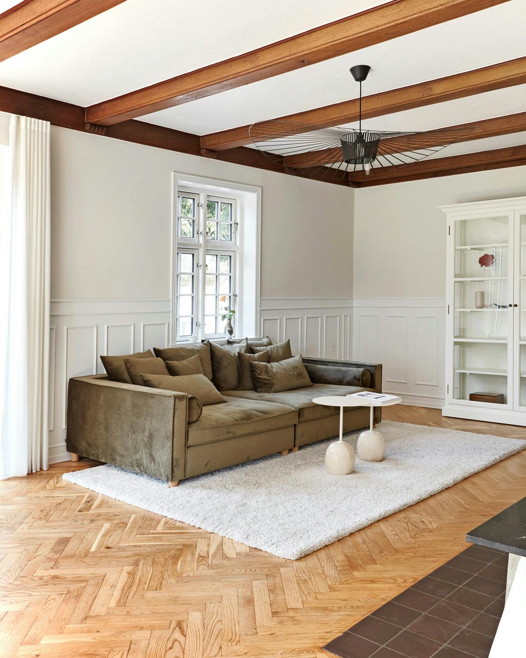 boligreportage_anne_nordbjerg_stue_sildebensparket_veloursofa