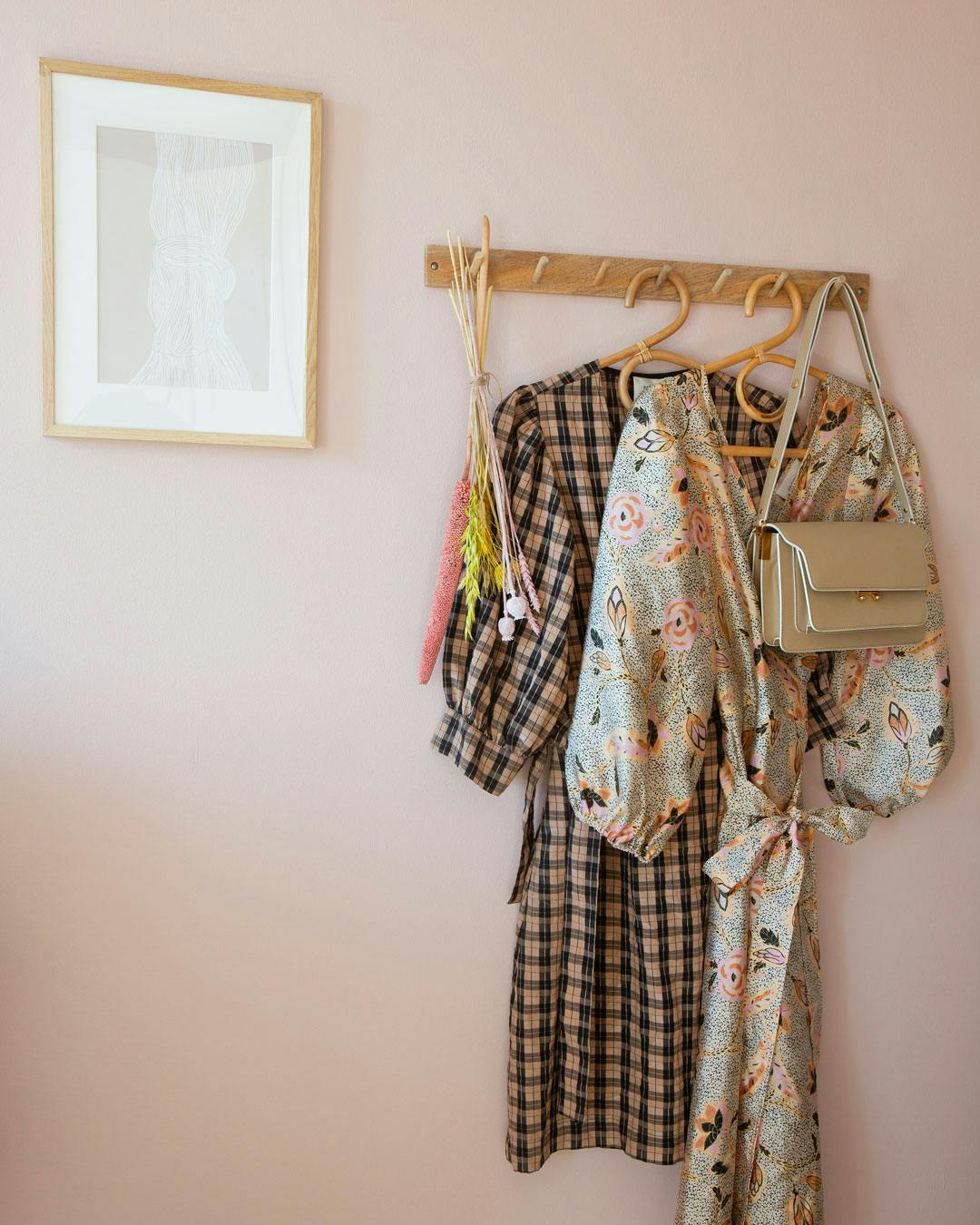 Knagerække med kjoler