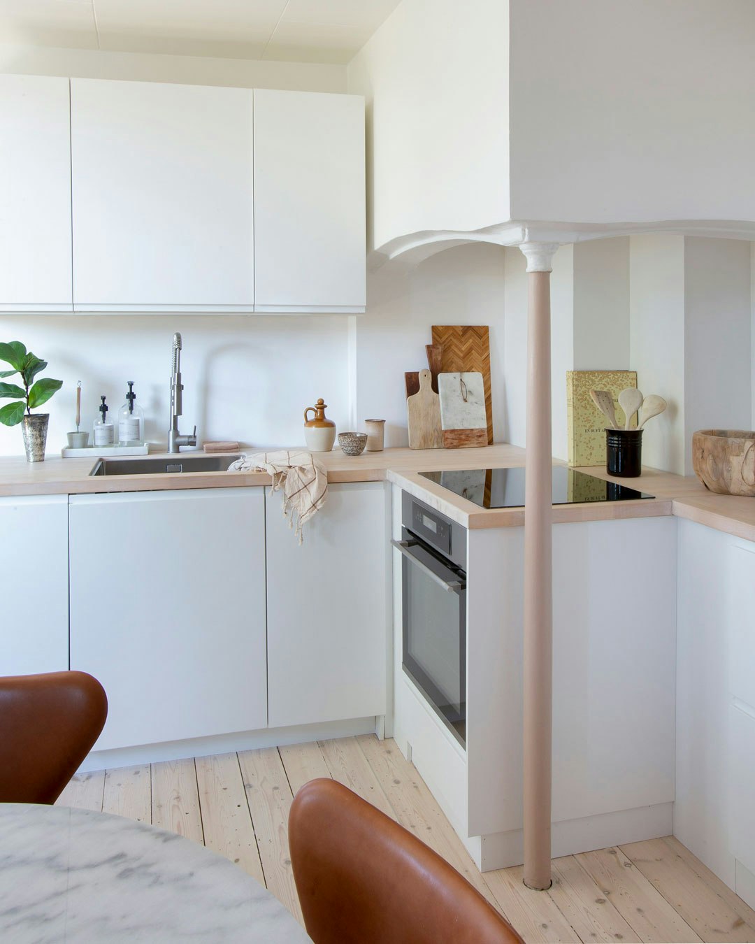 Hvidt køkken i lejlighed