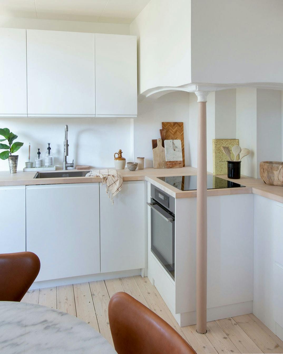 Lille, elegant køkken 
