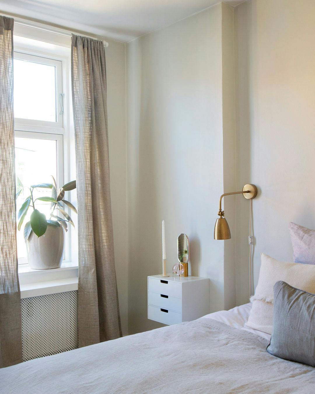 Soveværelse med hørgardiner