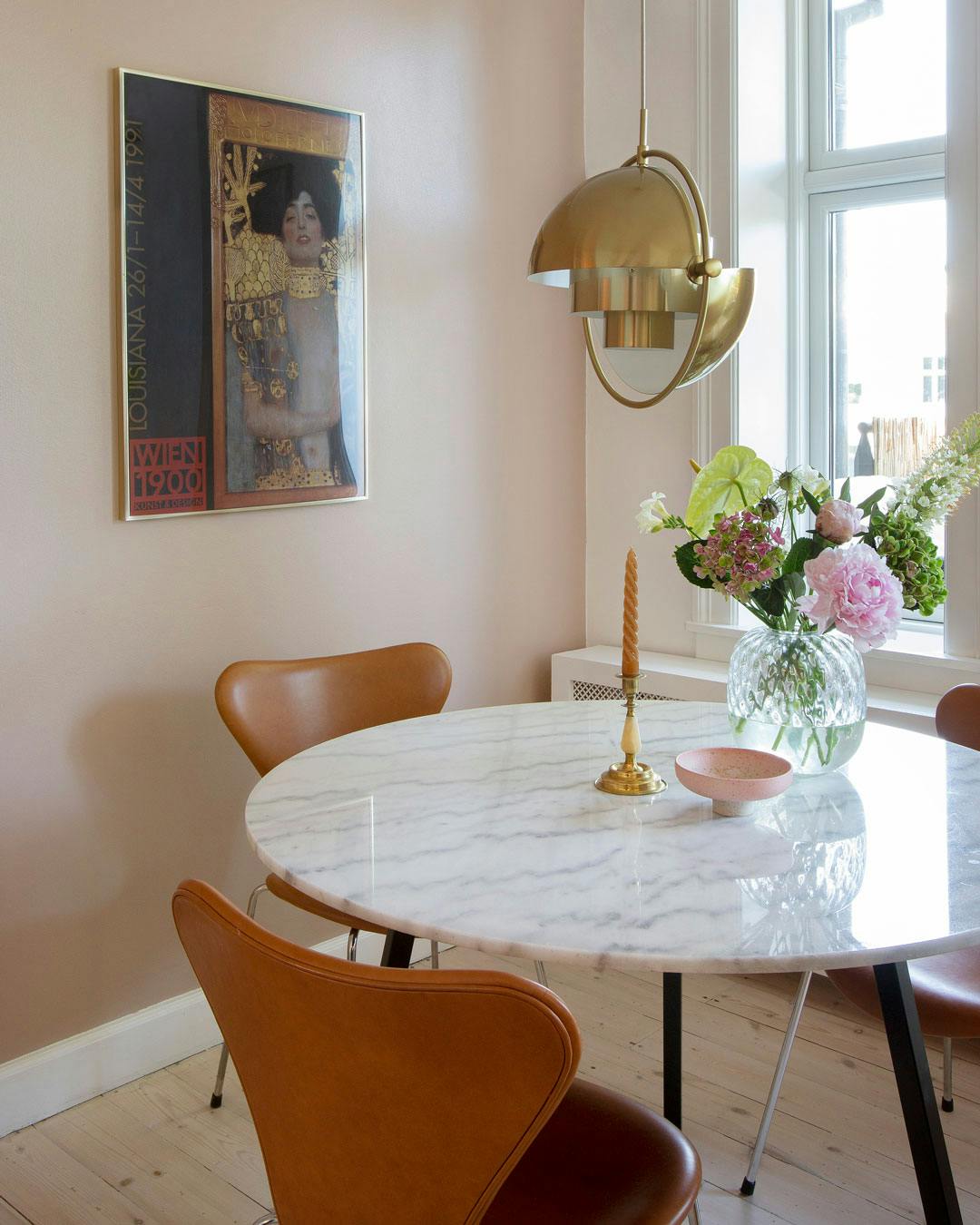 Rundt spisebord i marmor