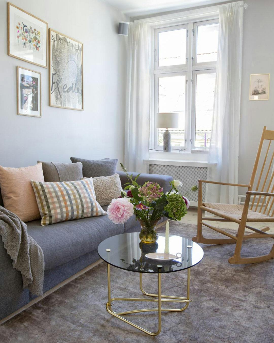 Stue med grå sofa og wegner gyngestol