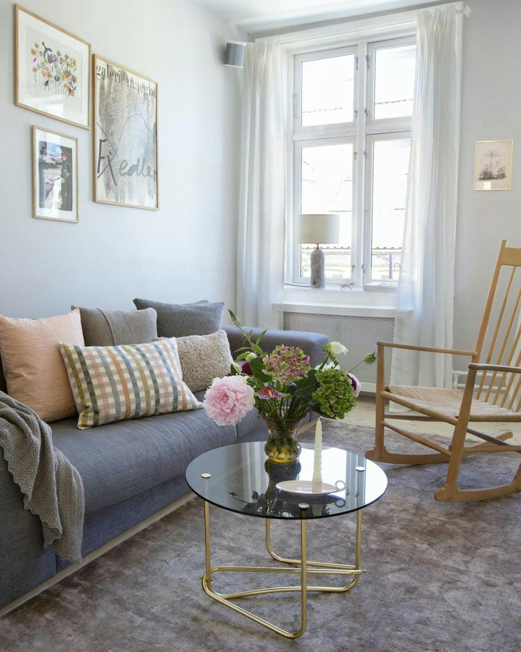 Lille stue med tekstiler