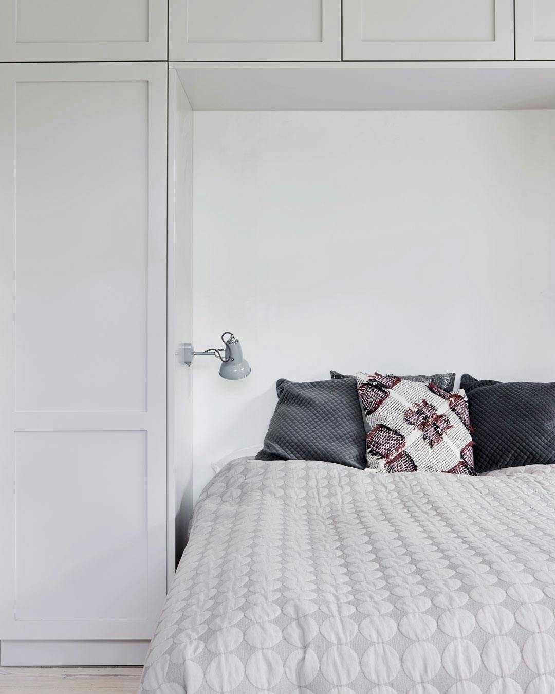 Soveværelse med indbyggede skabe