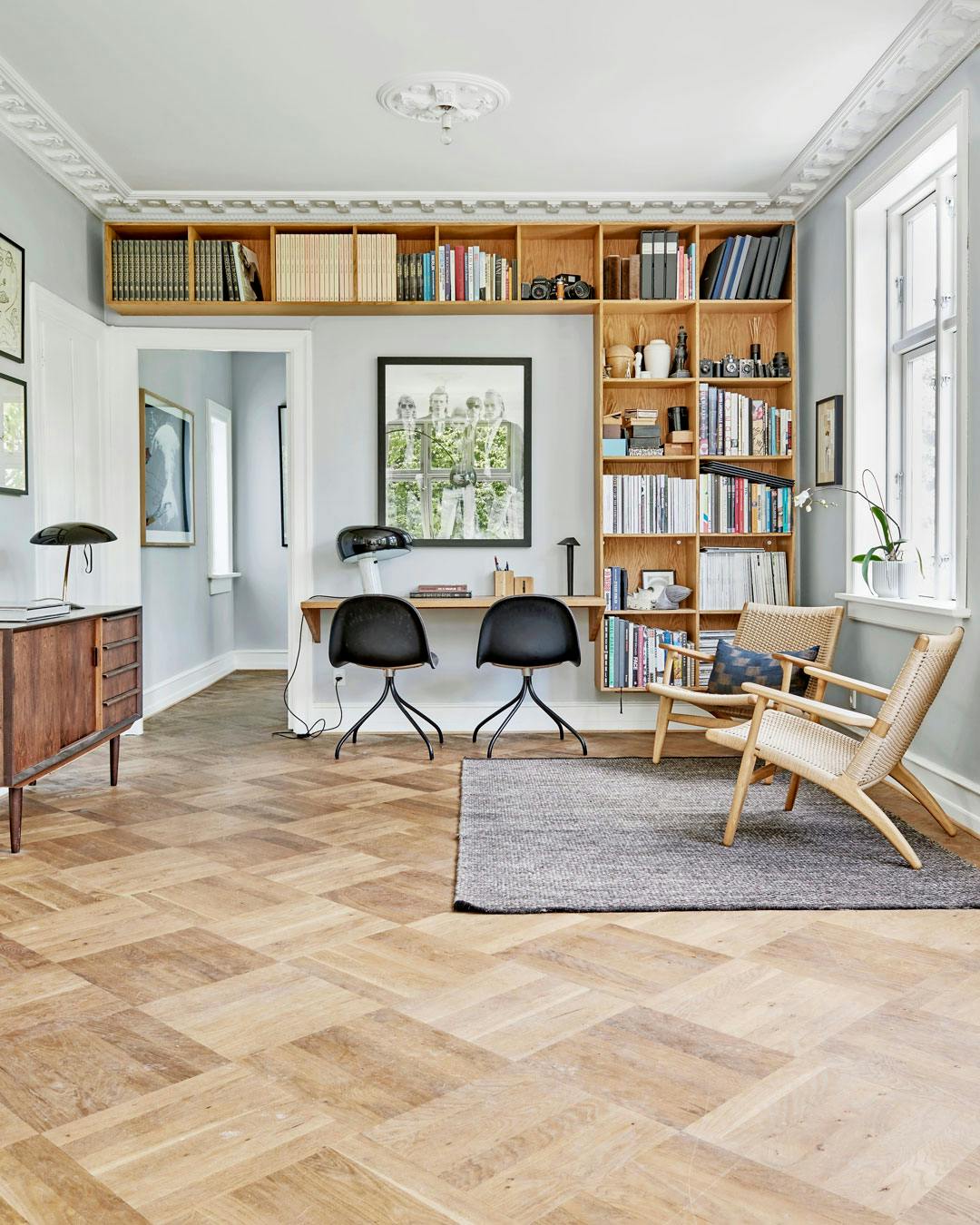 Indbygget reol i kontor med Wegner CH25-stole