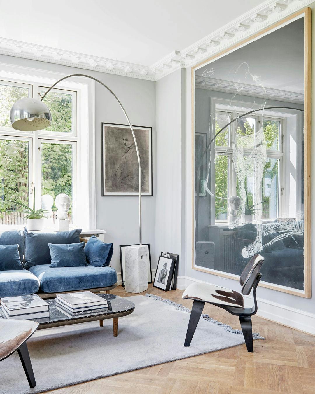 Stue med sofa fra &Tradition og lampe fra Flos