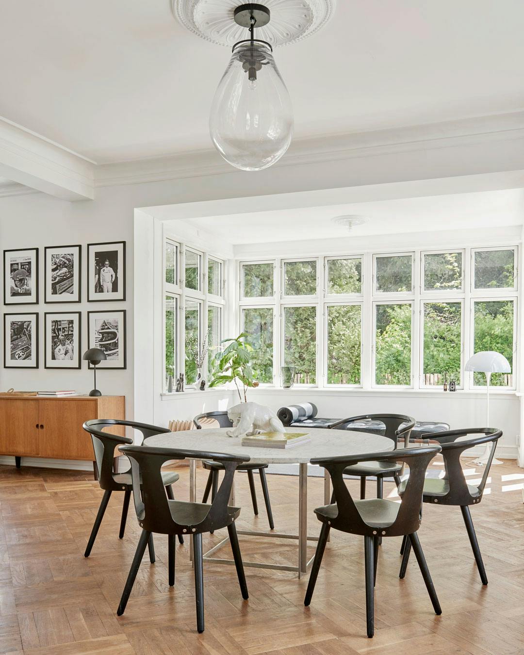 Spisestue med spiebord af Poul Kjærholm