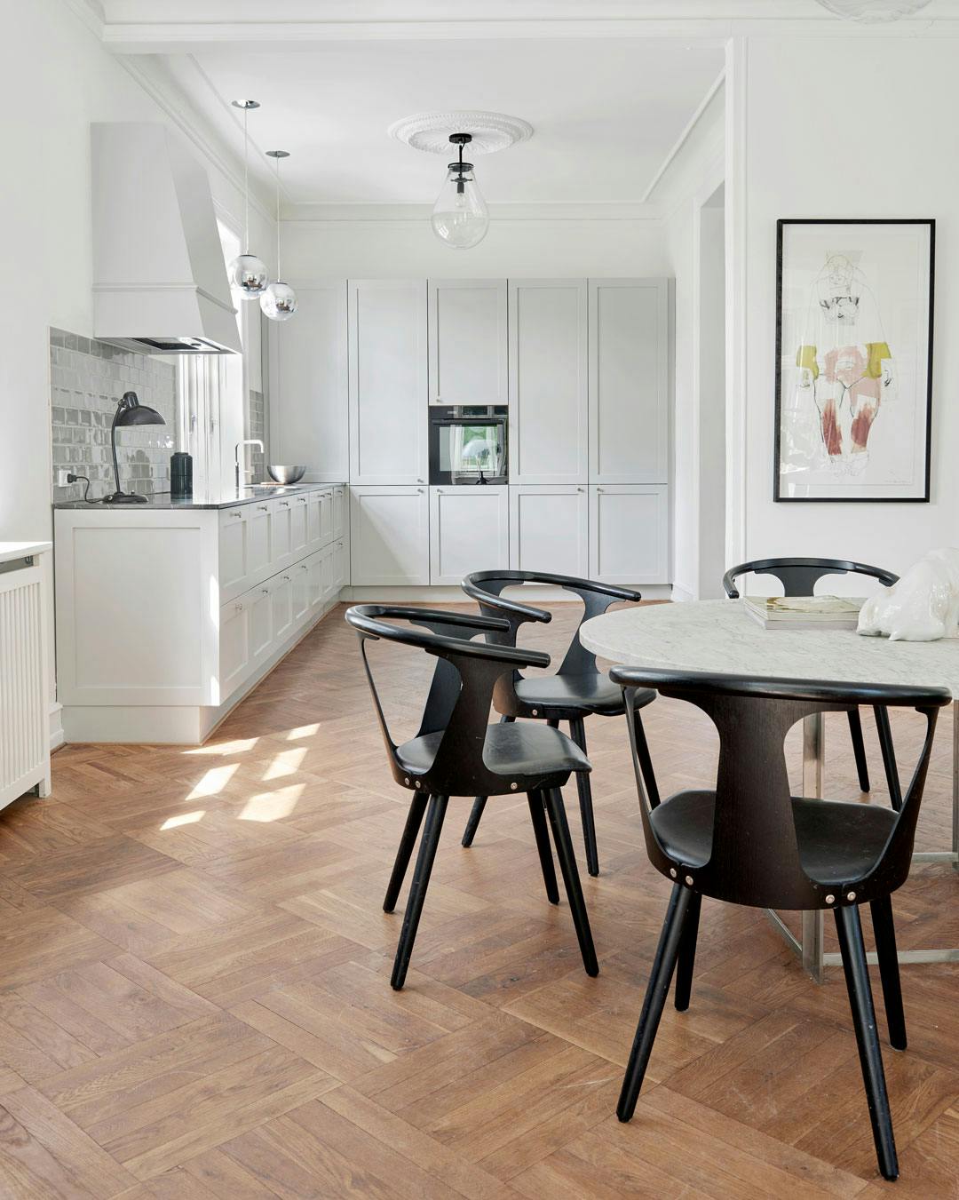 Lyst køkken med &Tradition spisebordsstole