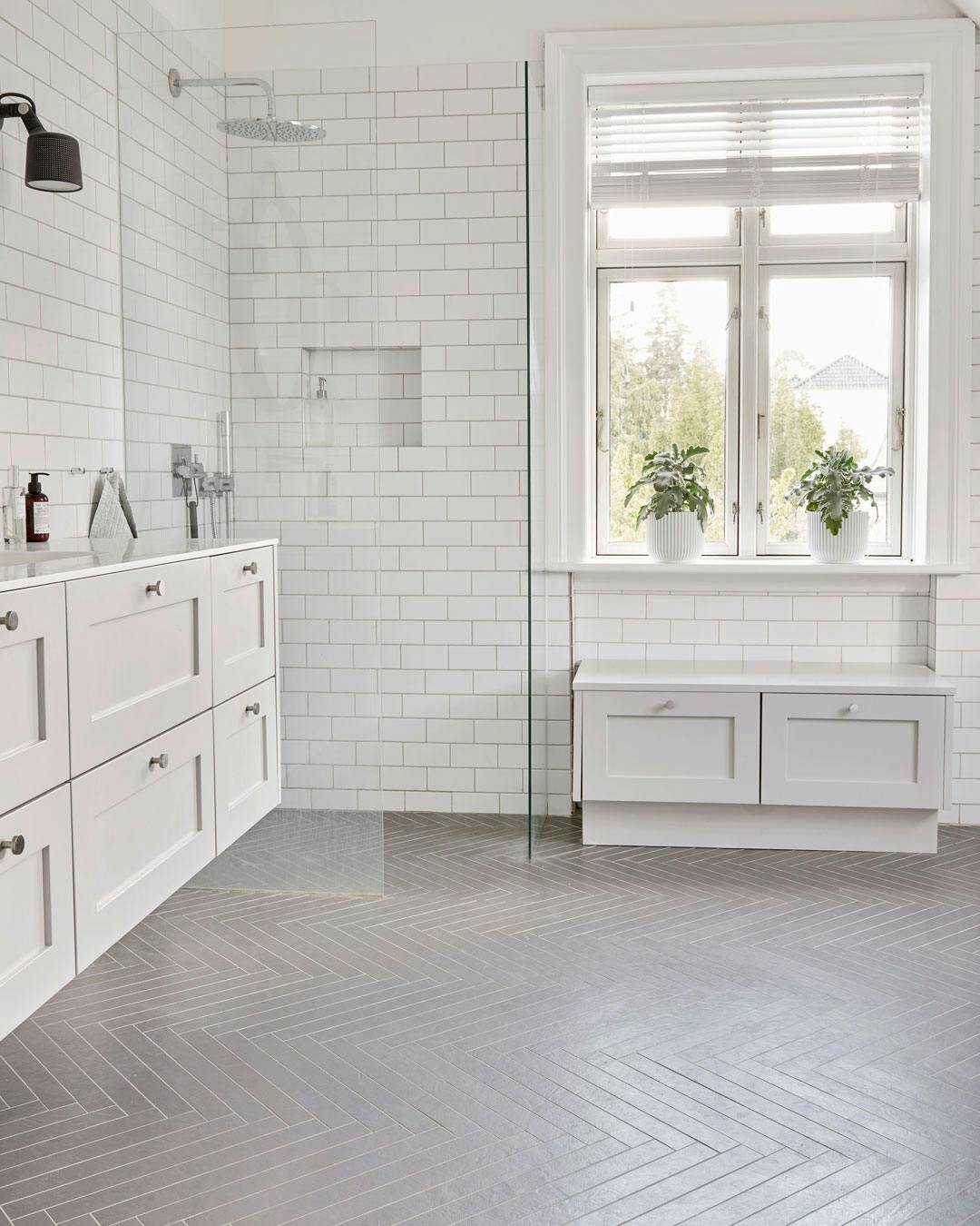 Badeværelser med sildebensfliser på gulvet