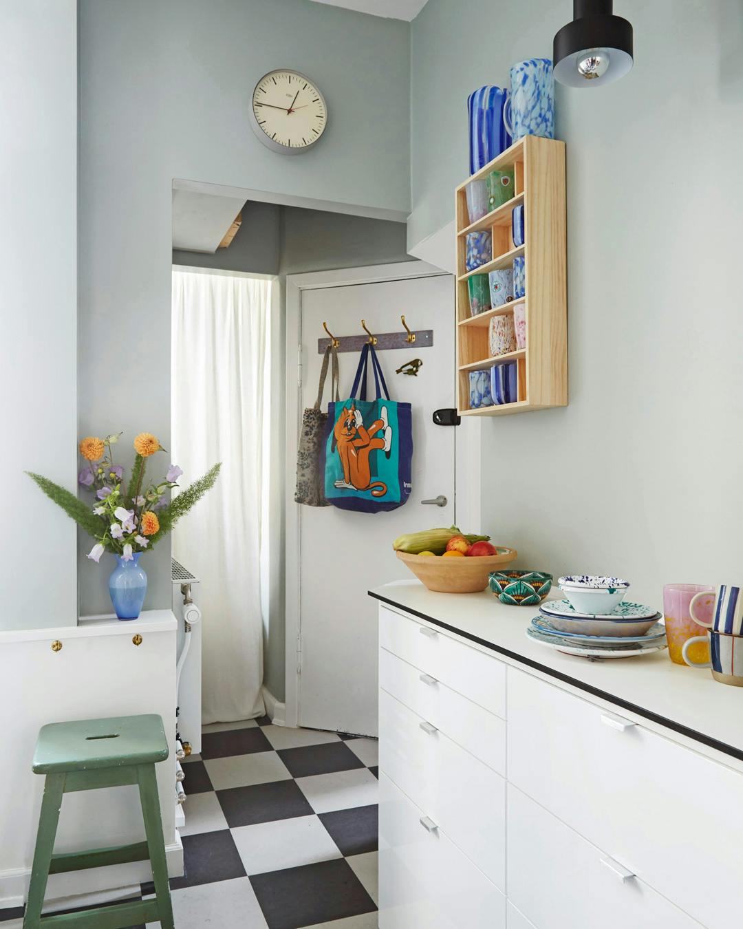 boligreportage_luna_hoerdum_hvidt_koekken_skakternet_gulv.