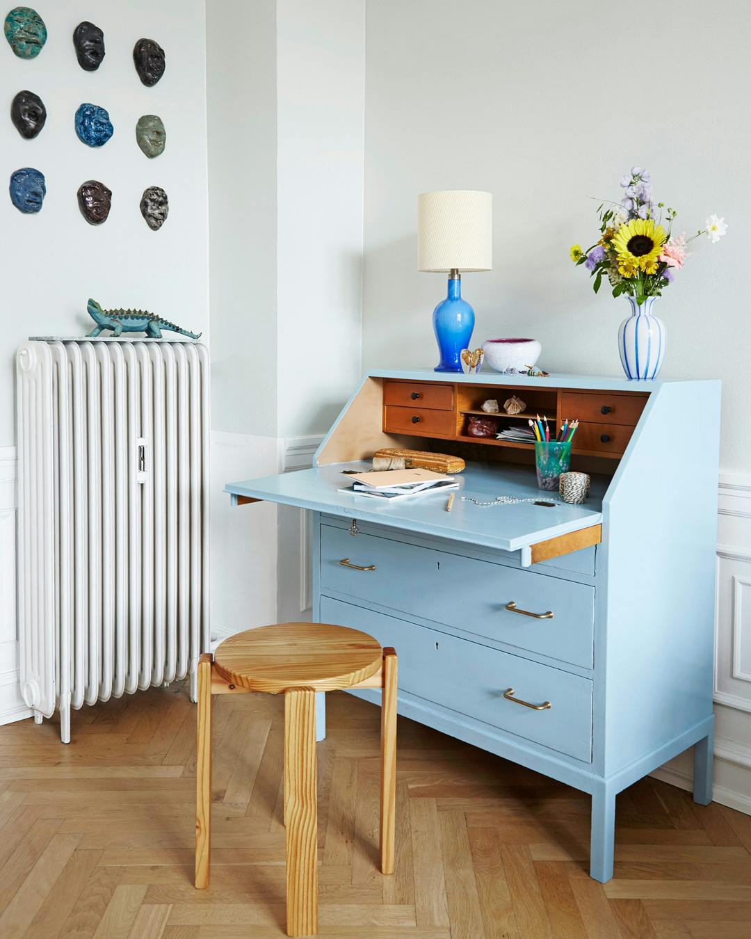 boligreportage_luna_hoerdum_lyseblaa_chartol_hjemmekontor