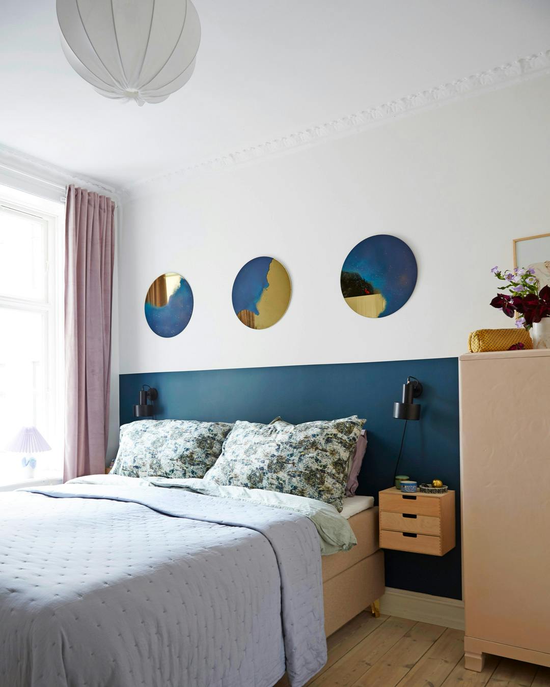 boligreportage_luna_hoerdum_sovevaerelse_lyseblaa_vaeg