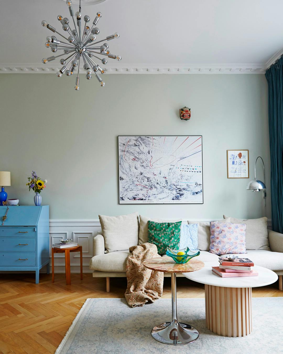 boligreportage_luna_hoerdum_stue_sputniklampe_rundt_sofabord.