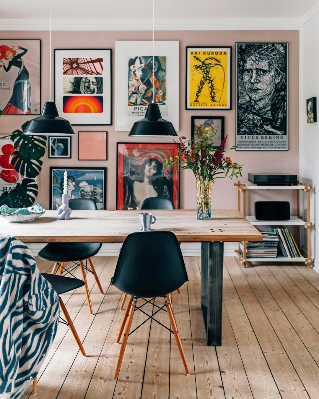 boligreportage_mathilde_samuelsen_spisestue_billedvaeg_eames.
