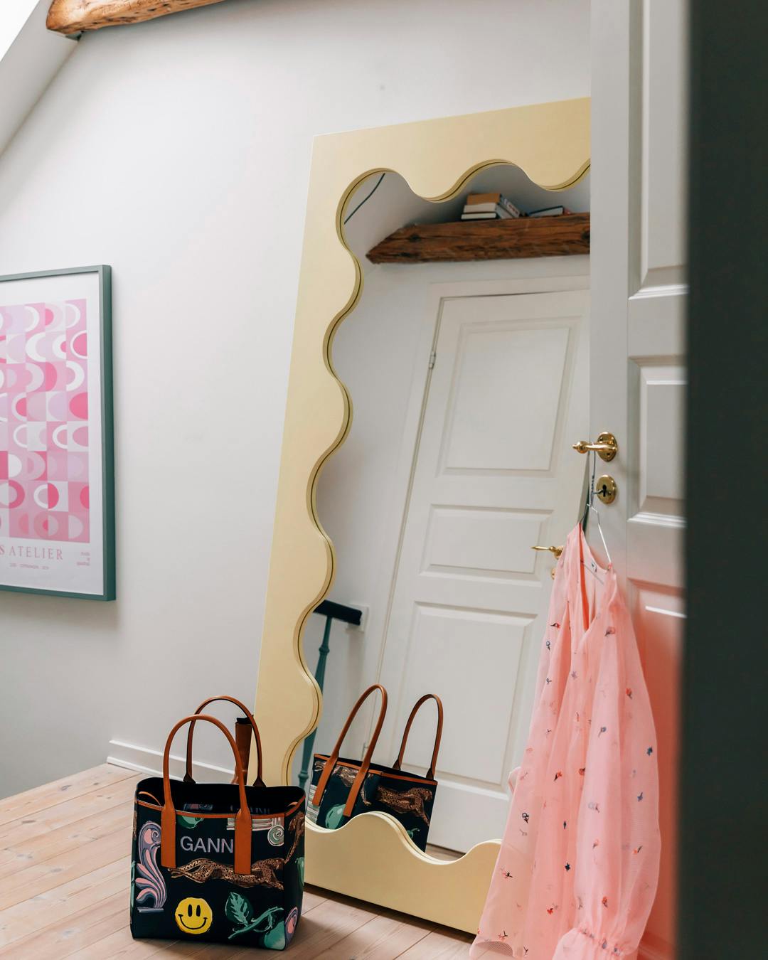 boligreportage_mathilde_samuelsen_statementspejl_boelget_ramme_gult.