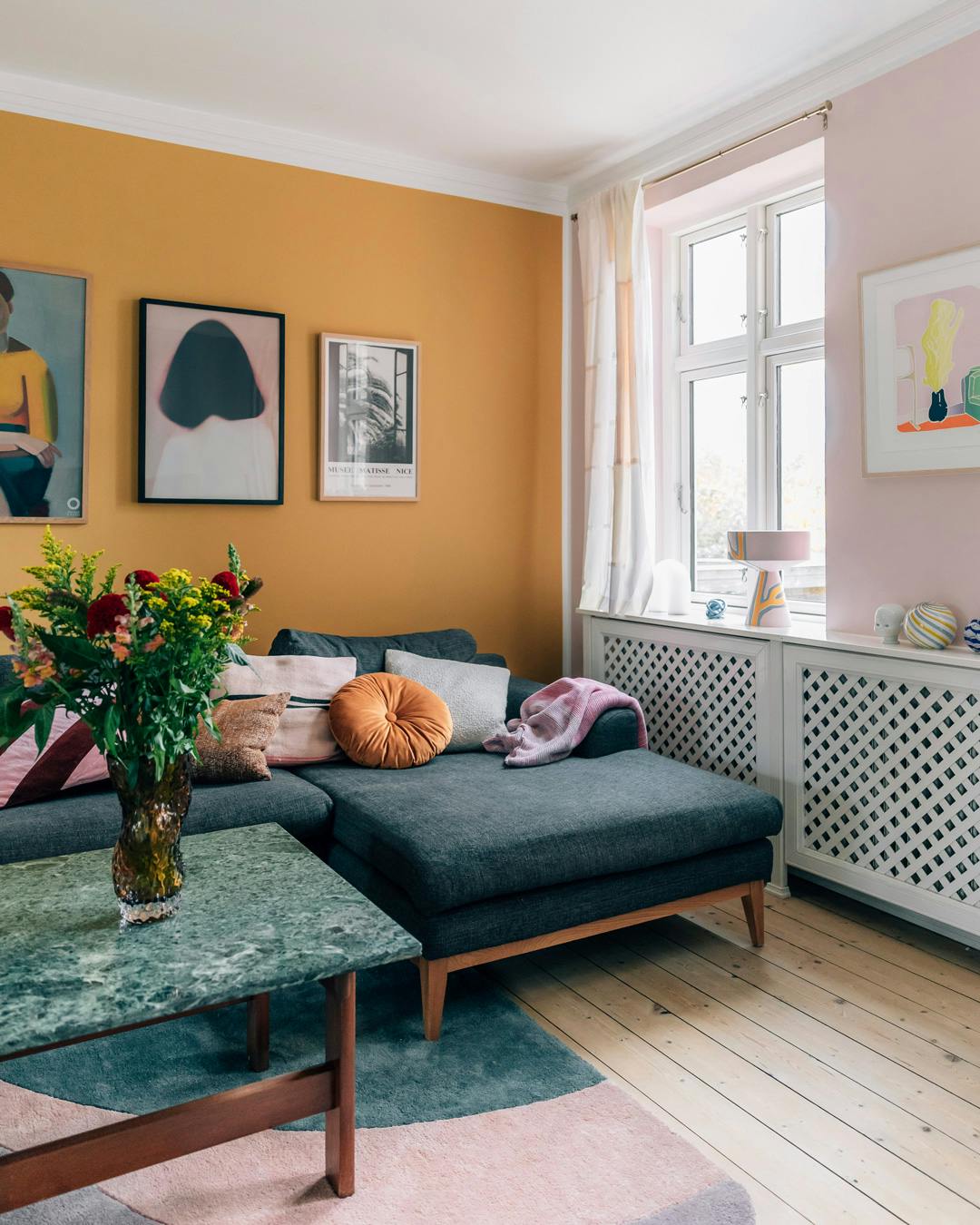 boligreportage_mathilde_samuelsen_stue_groen_sofa_karrygul_vaeg.