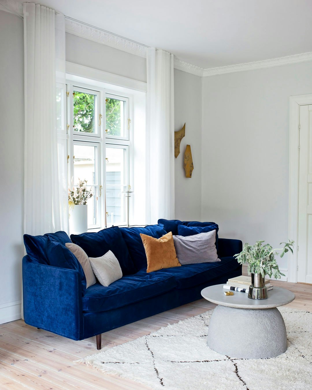 Sofa i mørkeblå velour