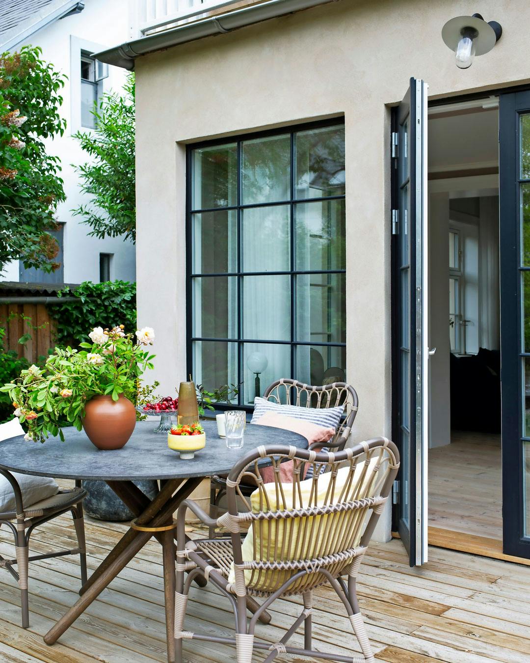 Rundt spisebord træterrasse