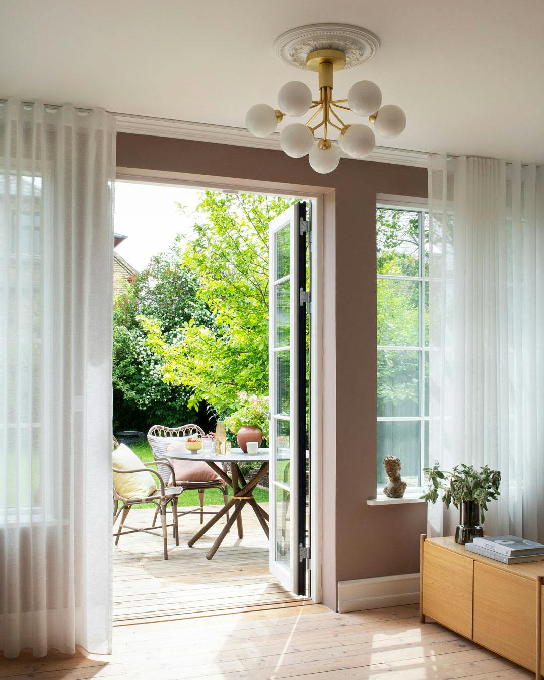 Udgang fra stue til træterrasse