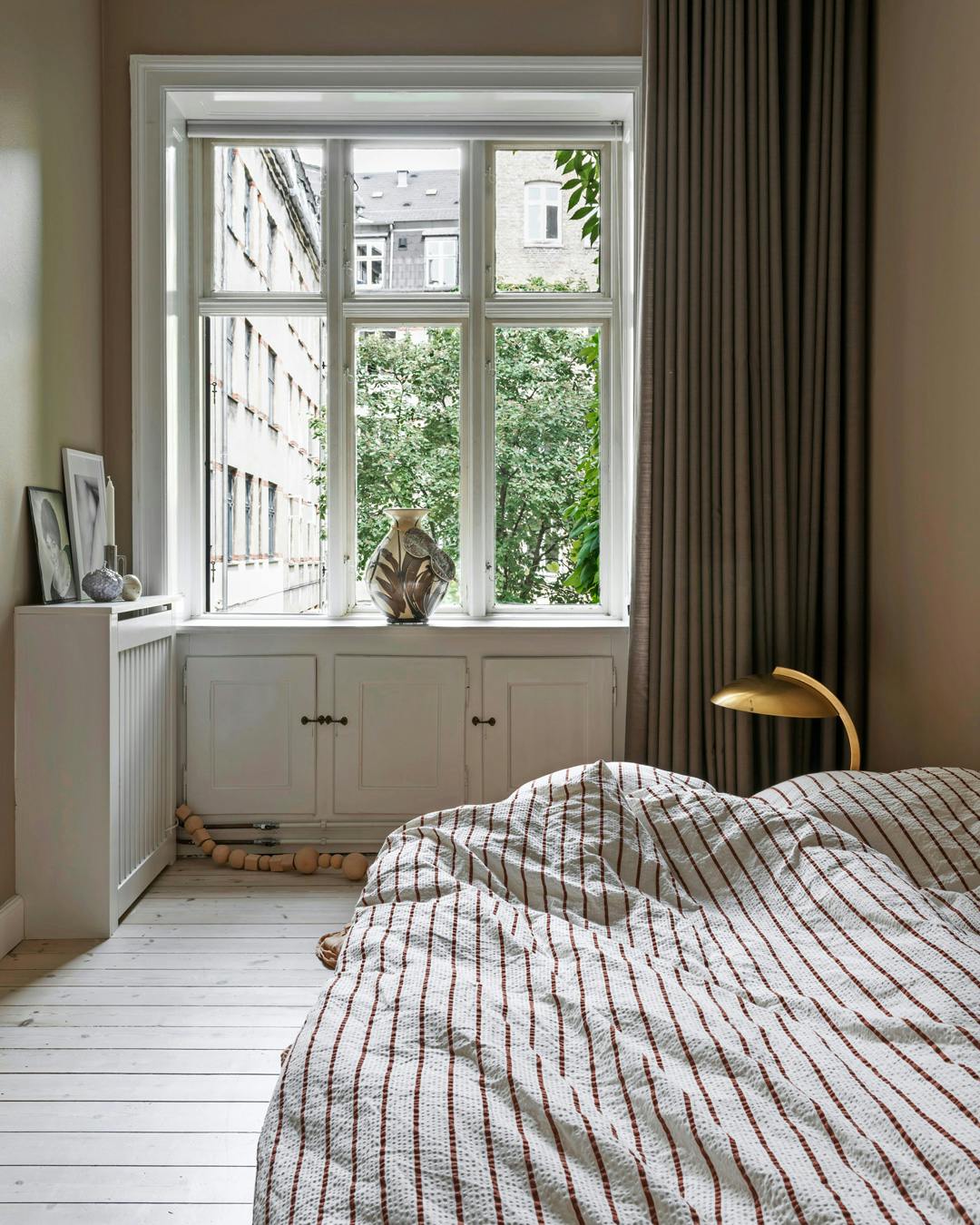 boligreportage_rikke-moeldrup-rasmussen_sovevaerelse_baekogboelge