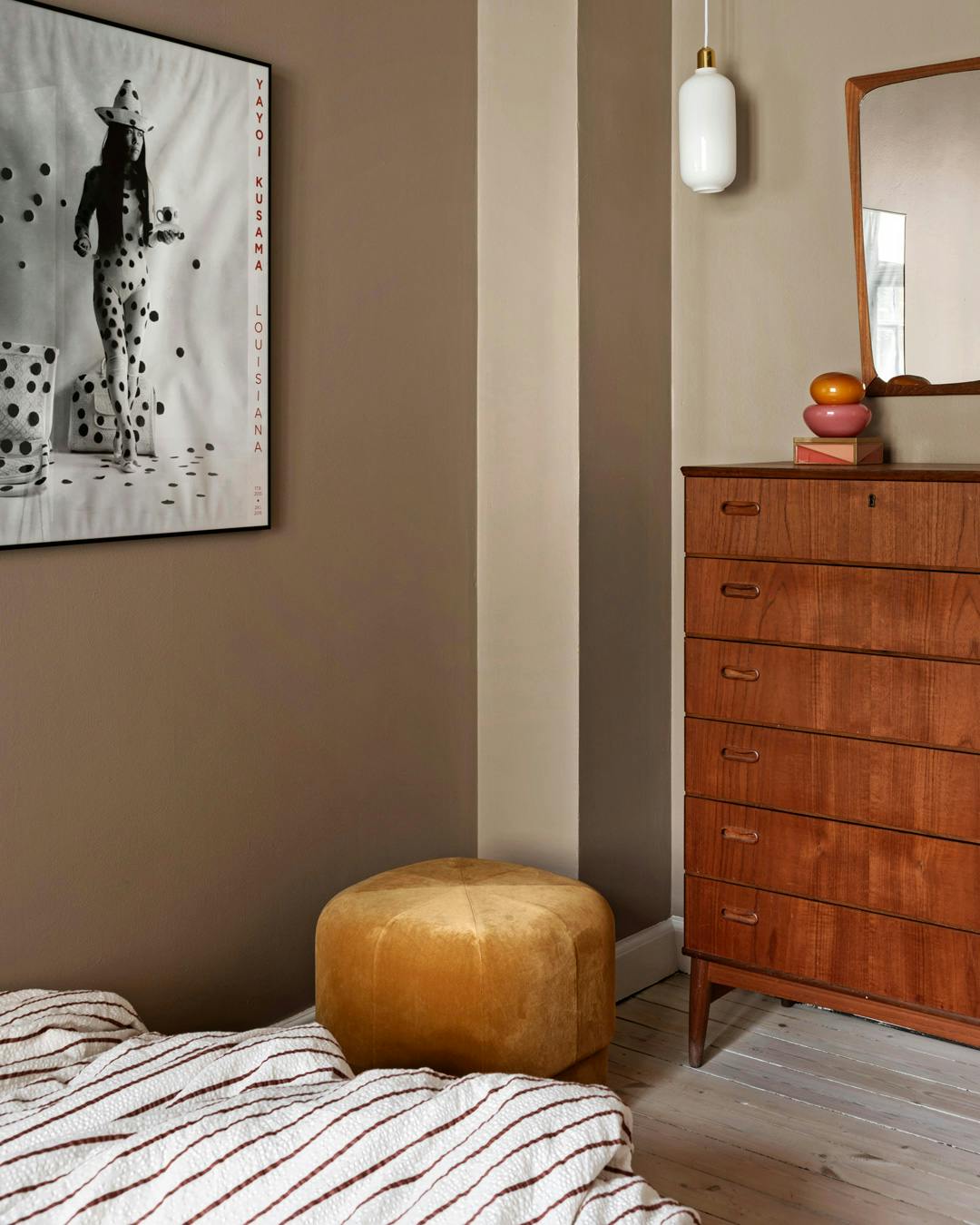 boligreportage_rikke-moeldrup-rasmussen_sovevaerelse_teaktraeskommode