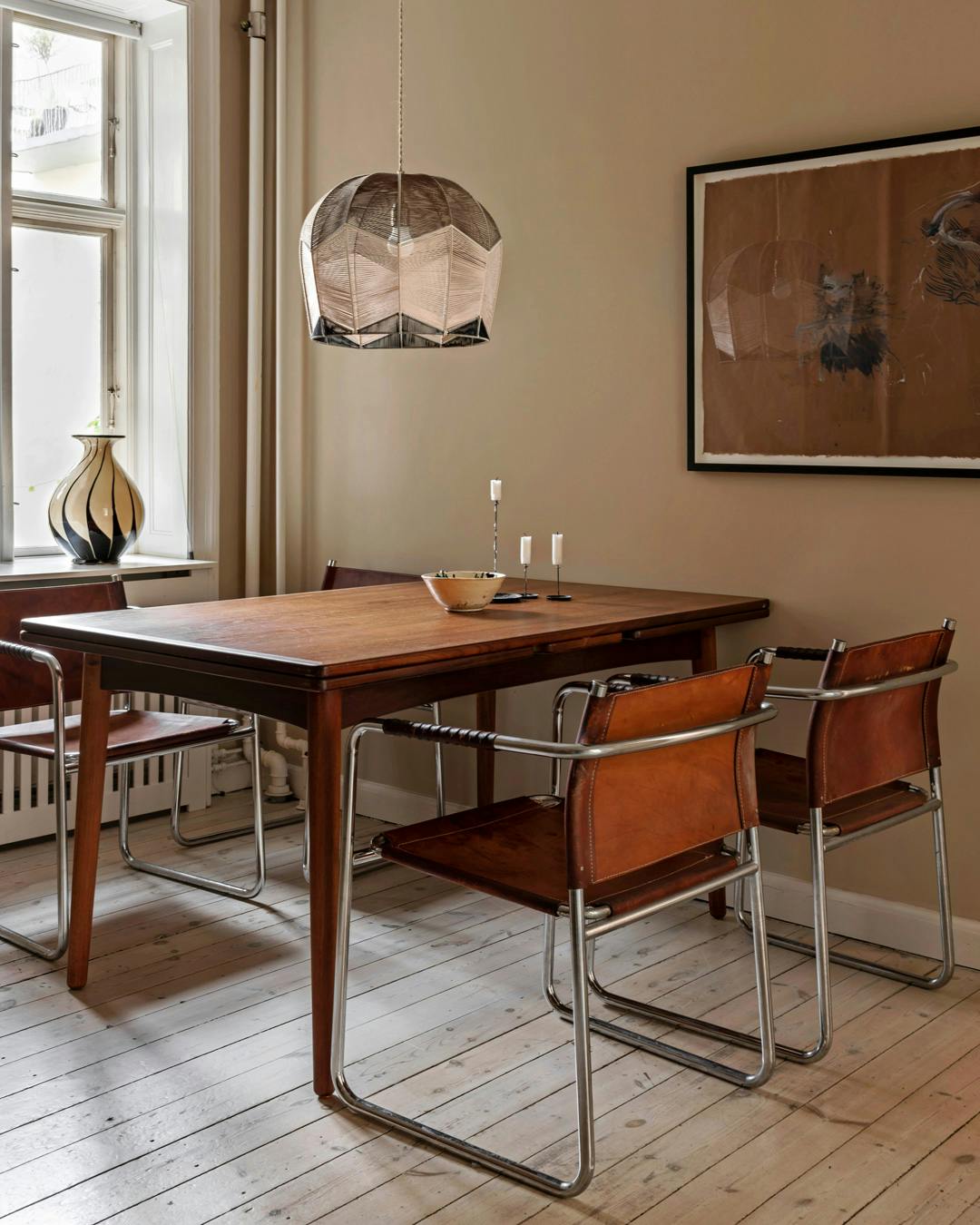 boligreportage_rikke-moeldrup-rasmussen_spisestue_teakbord_laederstole