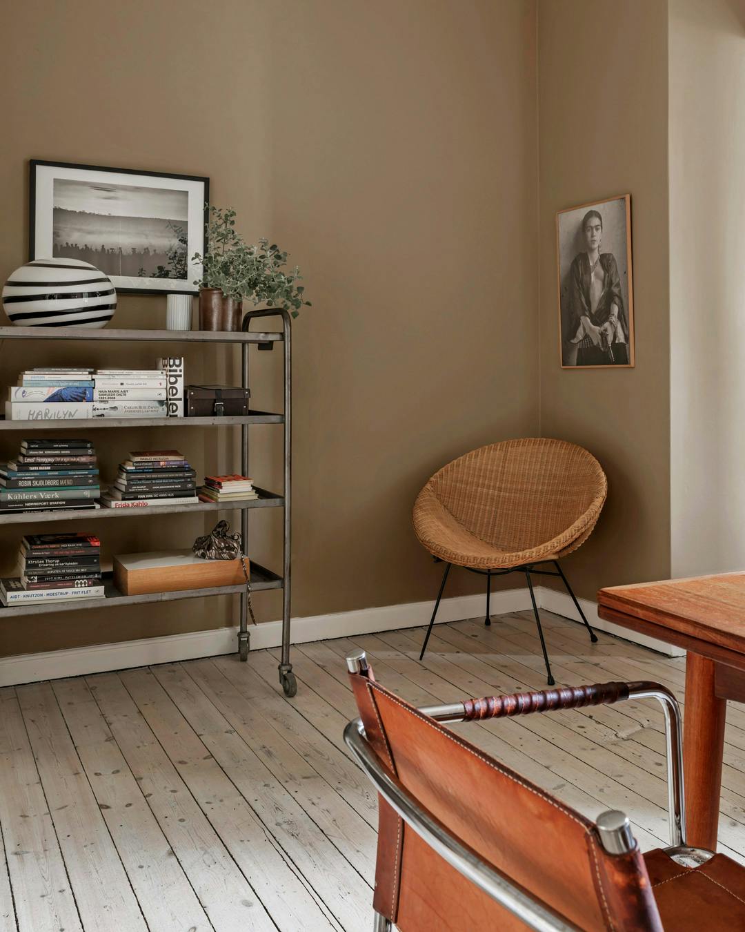 boligreportage_rikke-moeldrup-rasmussen_stue_brunge_vaegge.