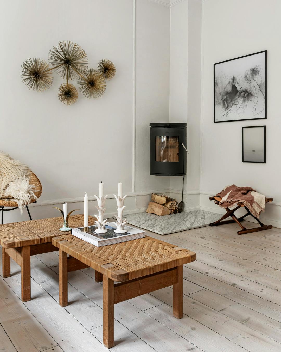 boligreportage_rikke-moeldrup-rasmussen_stue_flettede_sofaborde_pejs