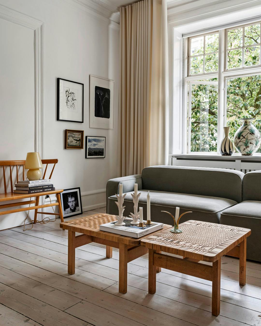 boligreportage_rikke-moeldrup-rasmussen_stue_graa_sofa_flettede_sofaborde