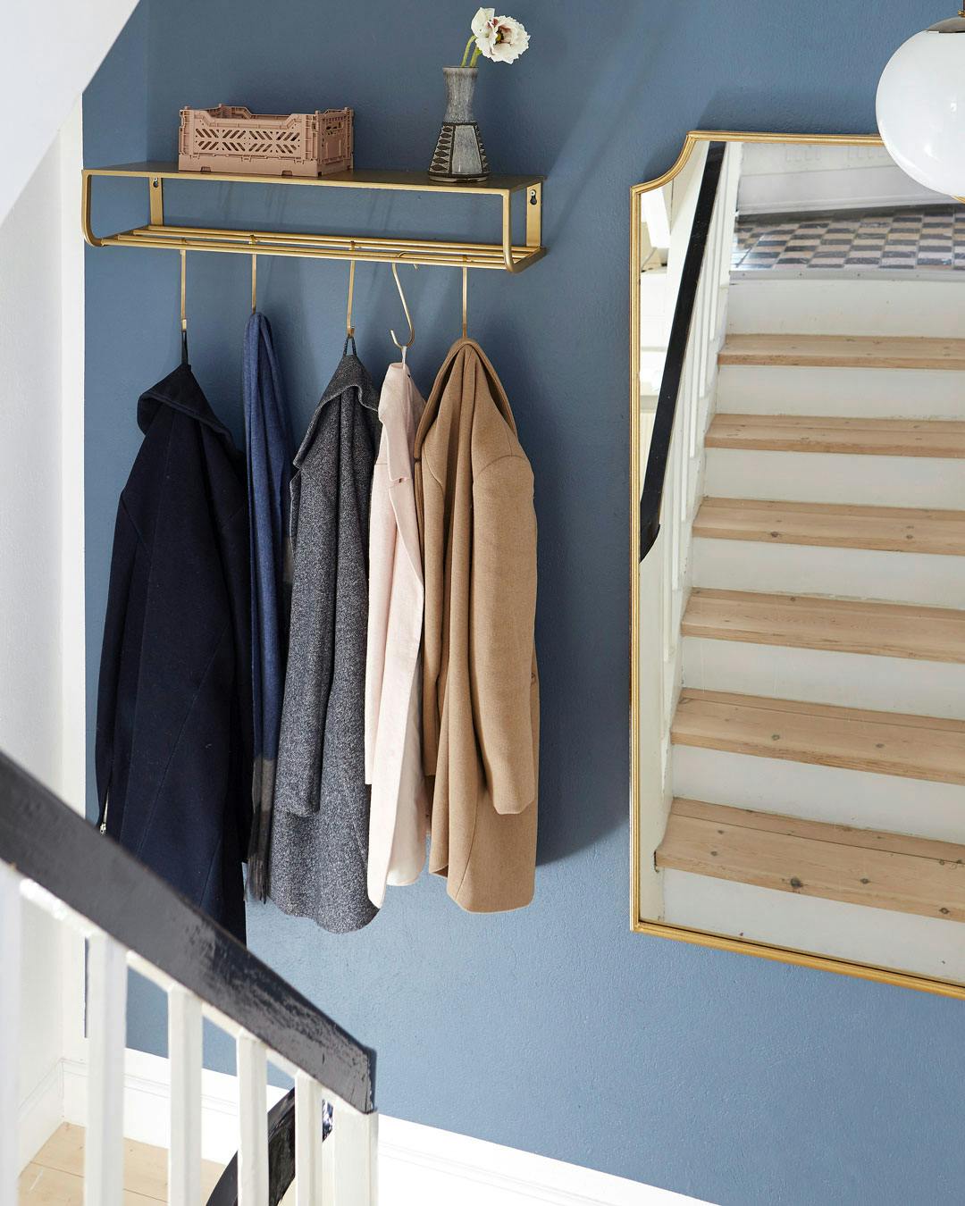 Entré med blå vægge