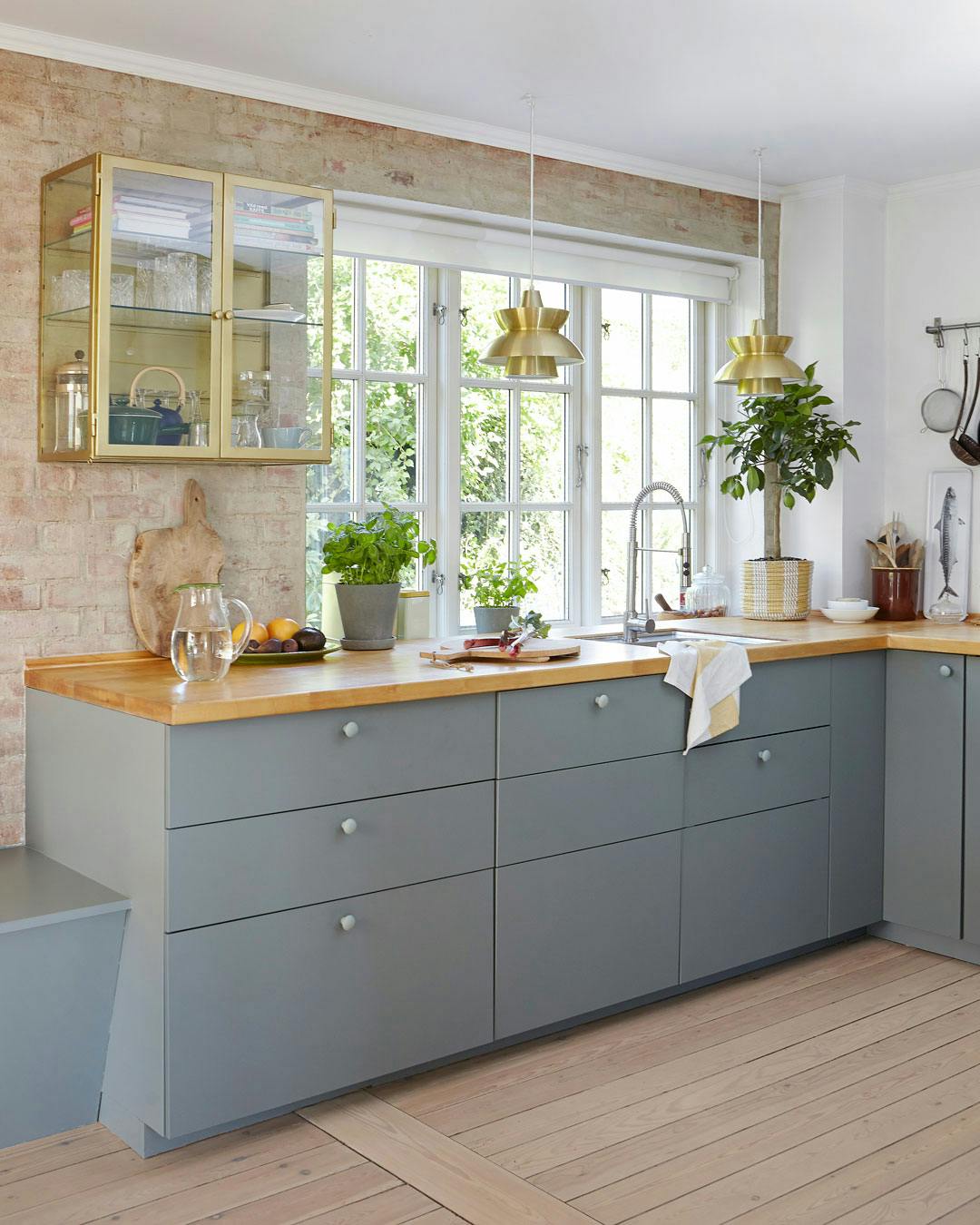 Gråt køkken med træbordplade