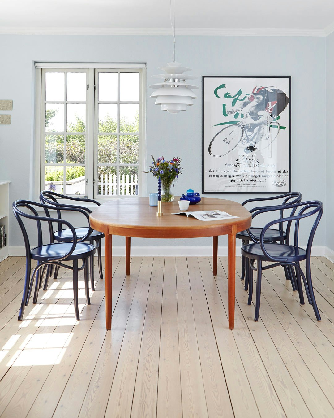 Spisestue med teakbord, Tonet-stole og lyseblå vægge