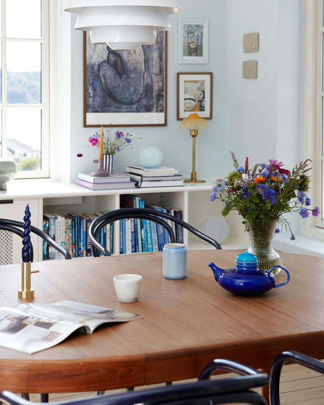 Teakbord med udsigt og stilleben