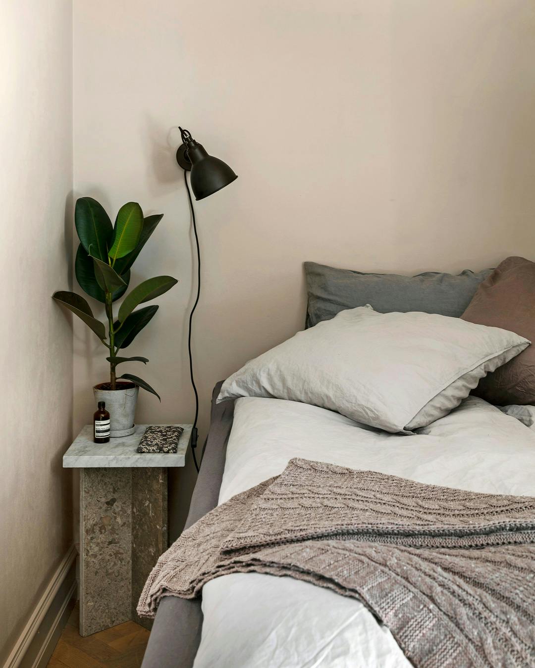 boligreportage_trine_hassing_-sovevaerelse_beige_vaegge_natbord_marnor