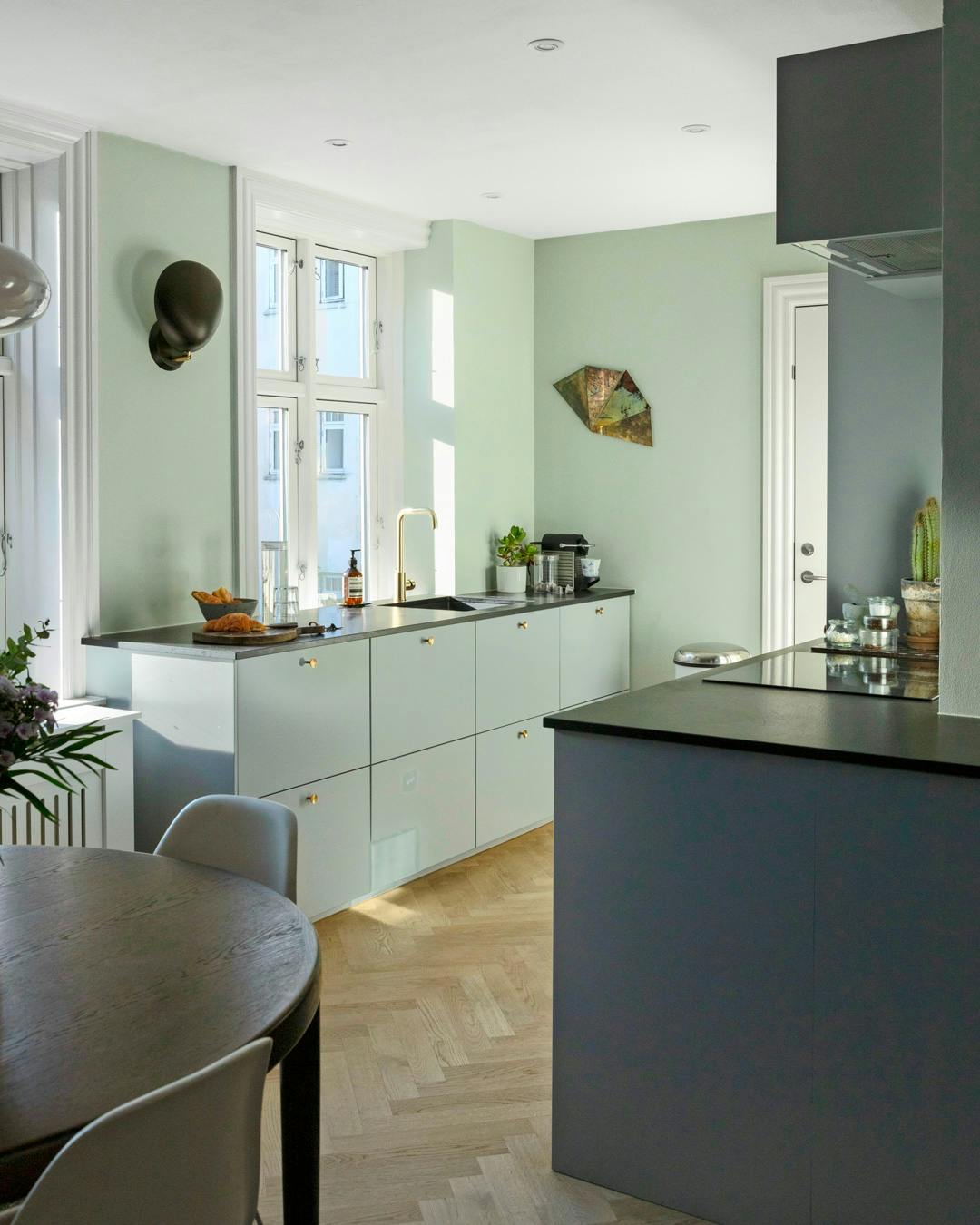 boligreportage_trine_hassing_koekken_graablaa_lysegroenne_vaegge