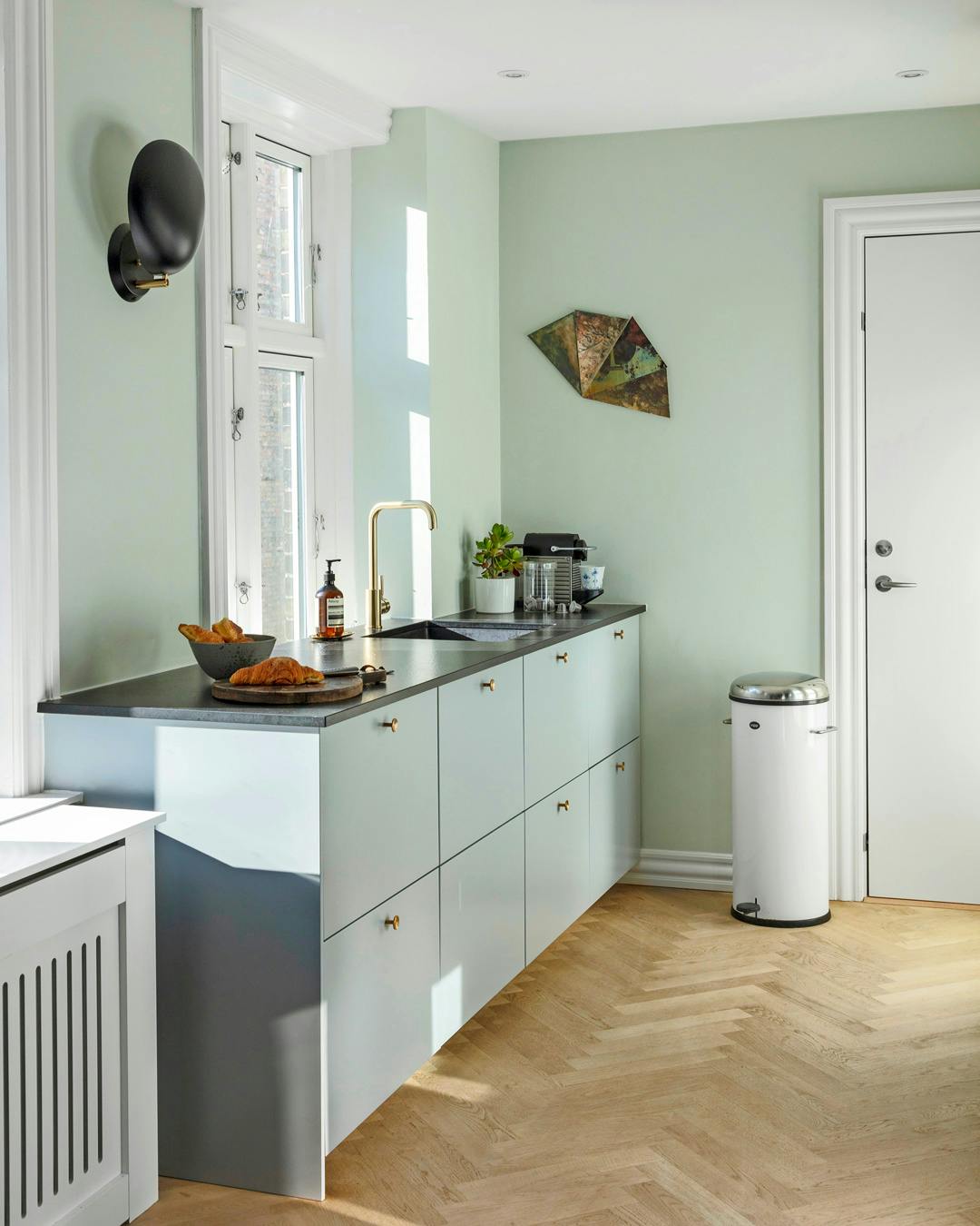 boligreportage_trine_hassing_koekken_lejlighed_graablaa_elementer.