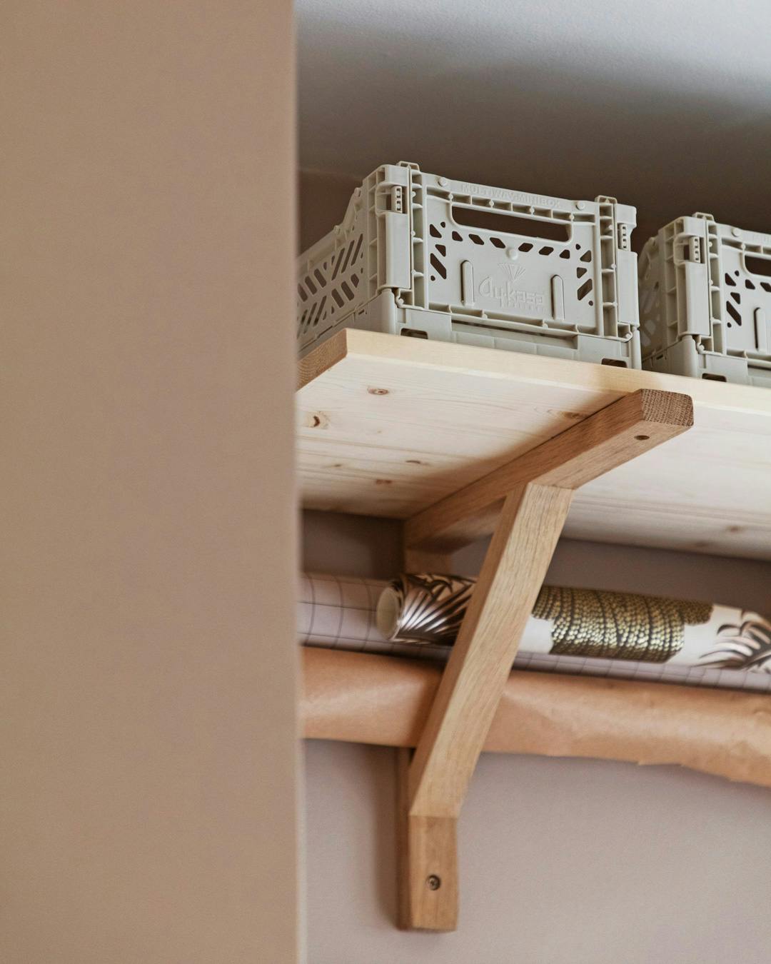 boligreportage_trine_hassing_opbevaring_gavepapir_haykasser_hylde