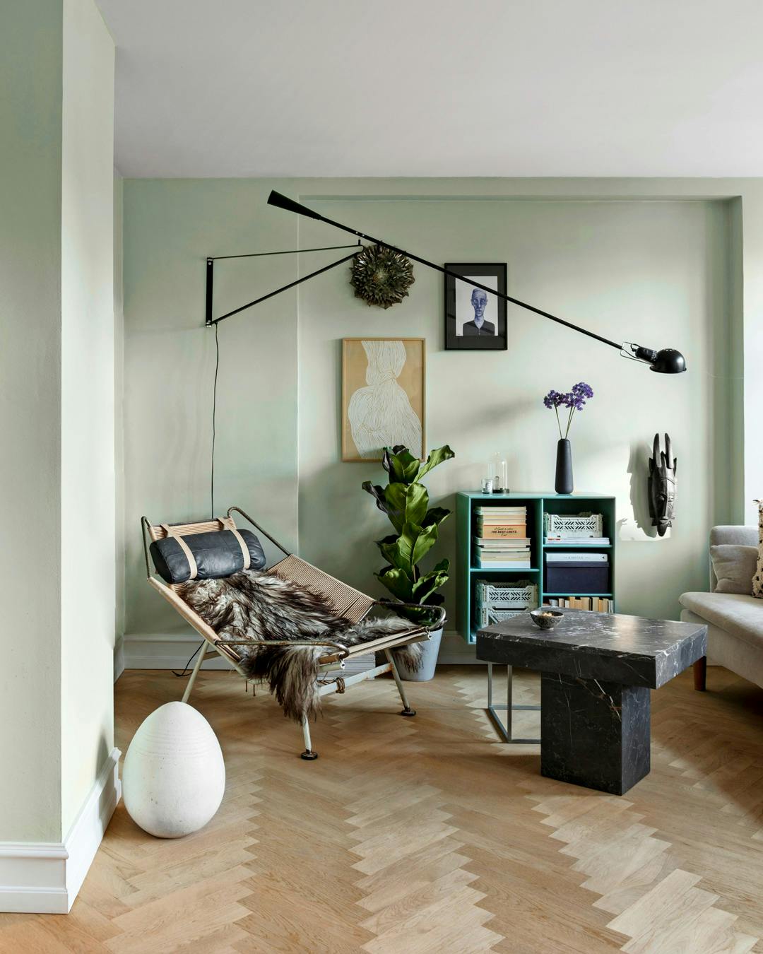 boligreportage_trine_hassing_stue_lysegroenne_vaegge_flaglinestol_sildebensparket