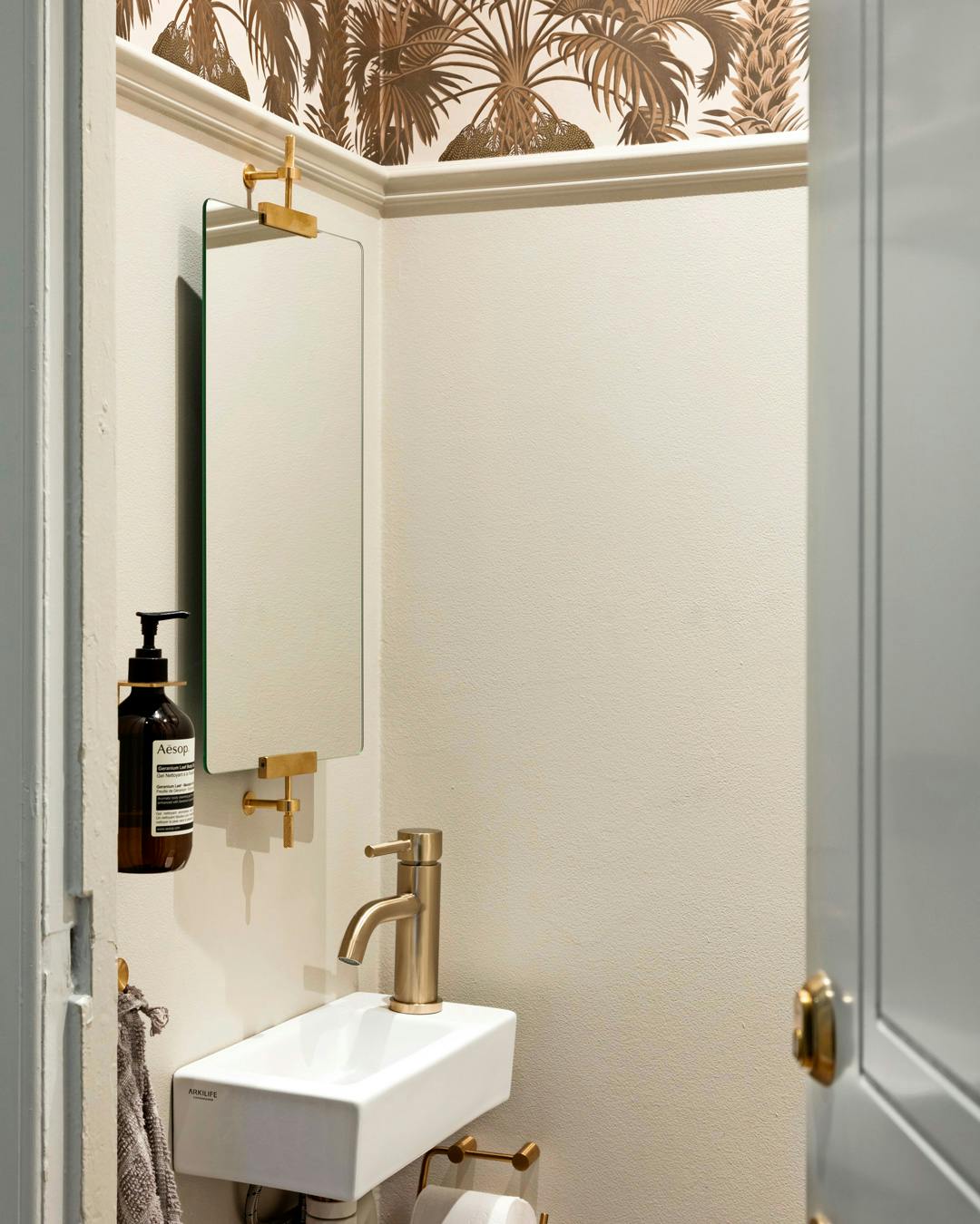 boligreportage_trine_hassing_toilet_messingdetaljer_moenstret_tapet