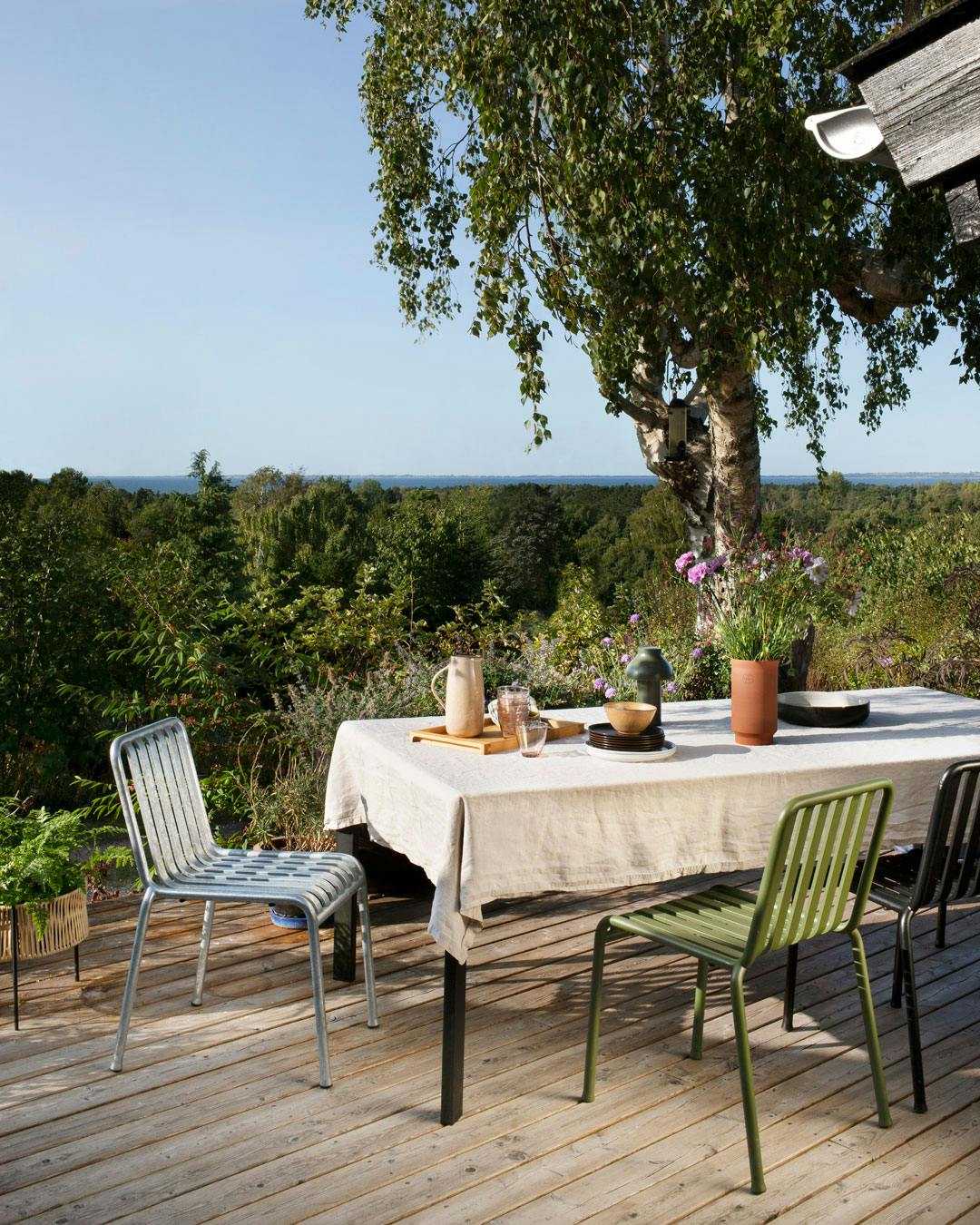 Udsigt over Sejrø Bugt fra terrasse i sommerhus