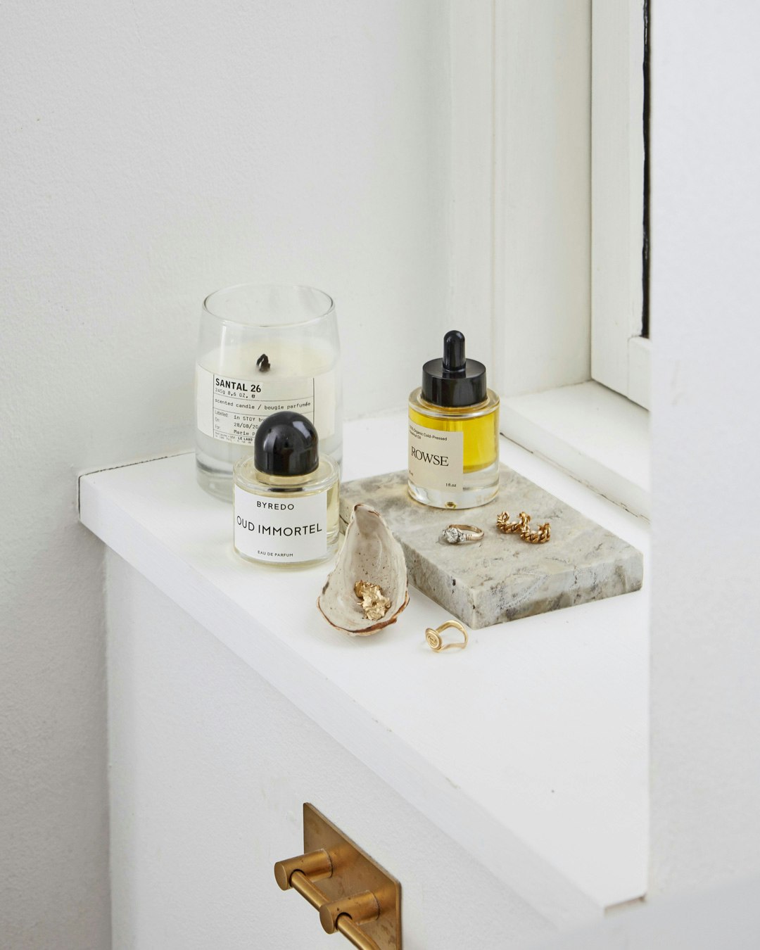 detaljer_badevaerelse_smykker_parfume_minimalistisk