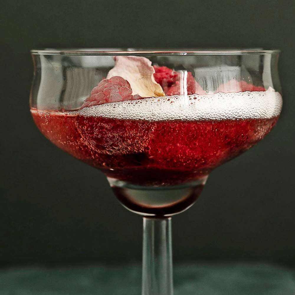 drinks-til-nytaar-og-fest_cocktailopskrift_hindbaer-rosen-sorbet_med_champagne