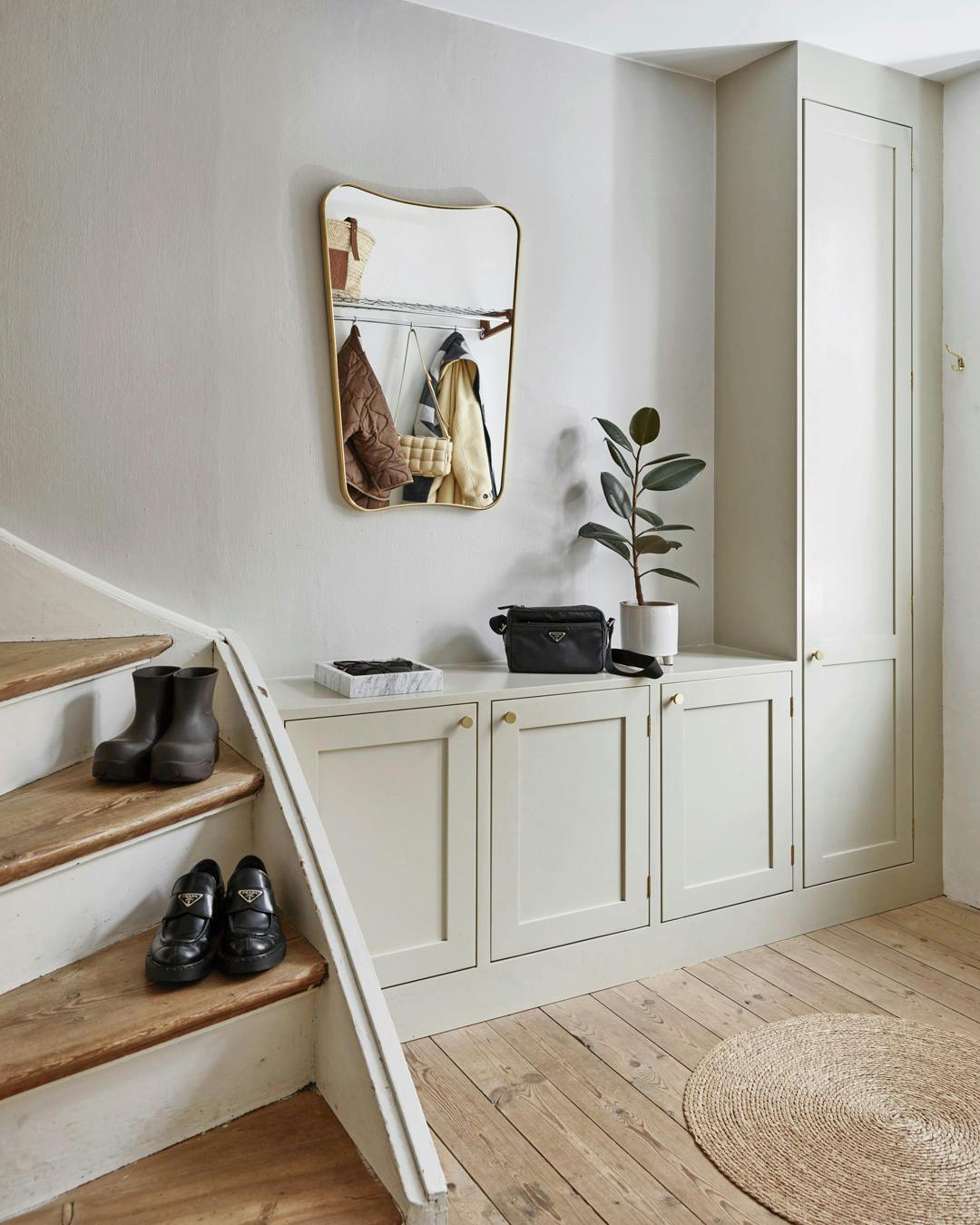 entre_indbygget_baenk_entreskab_trappe_vintage-spejl