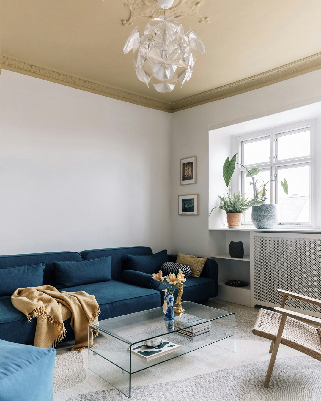 foto-another-studio_makeover_stue_blaa-sofa_gult-loft-lysekrone-sofabord