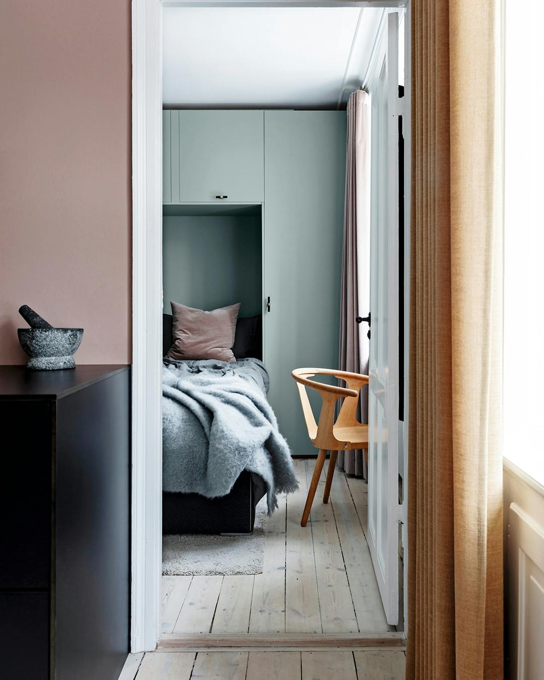 farverige gardiner i sovevaerelset