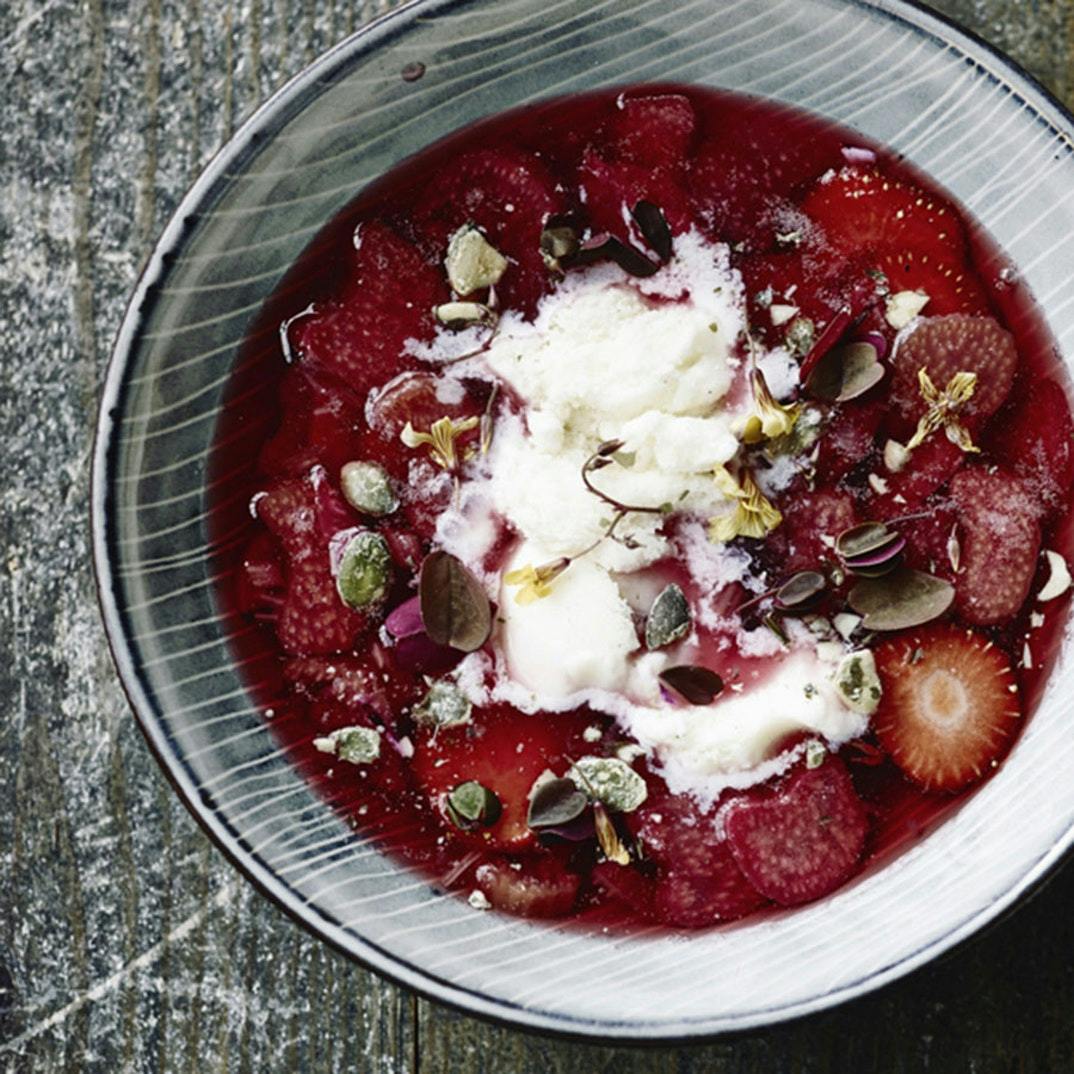 Få 11 lækre opskrifter på dessert med rabarber