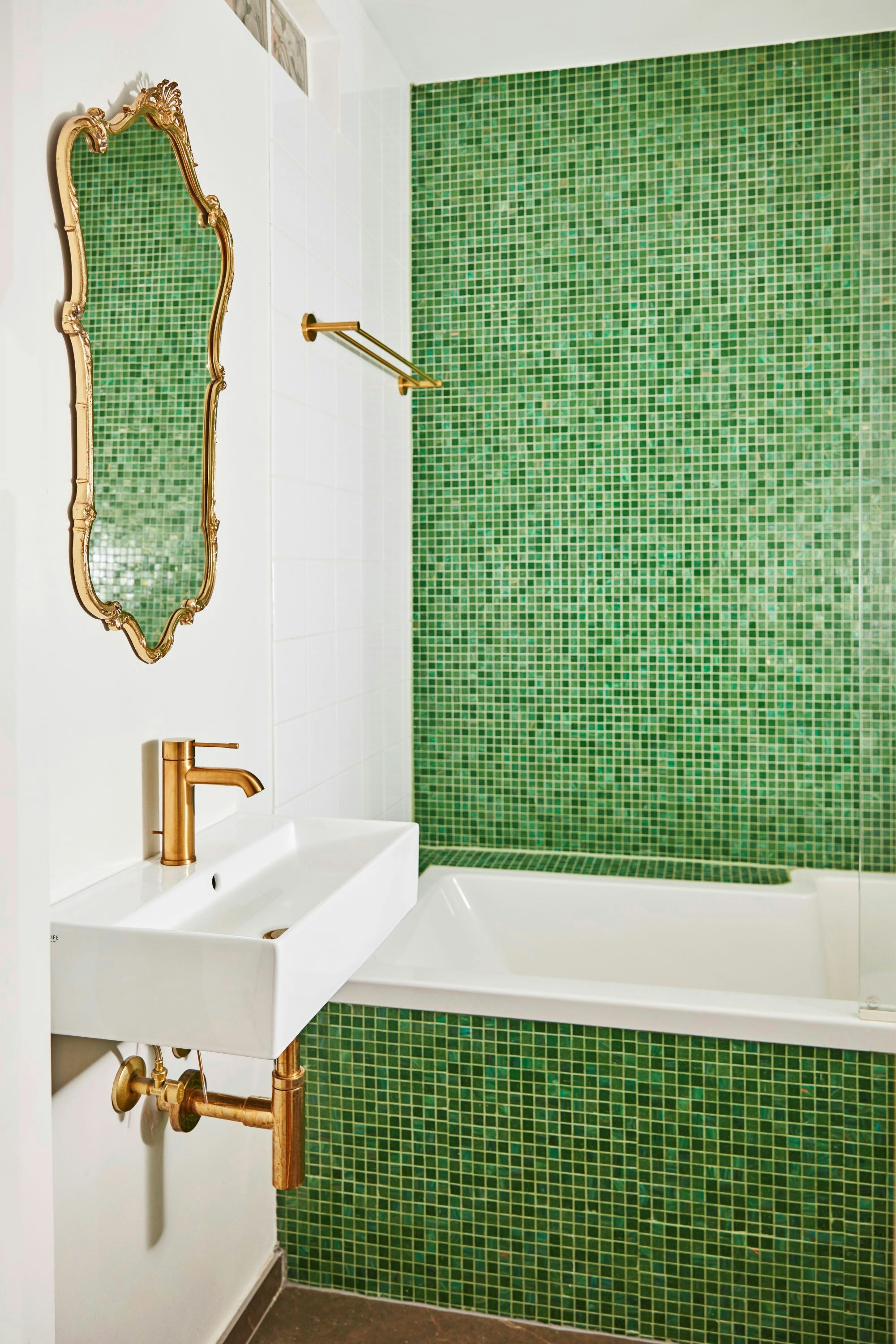 Badeværelse med grønne mosaikker