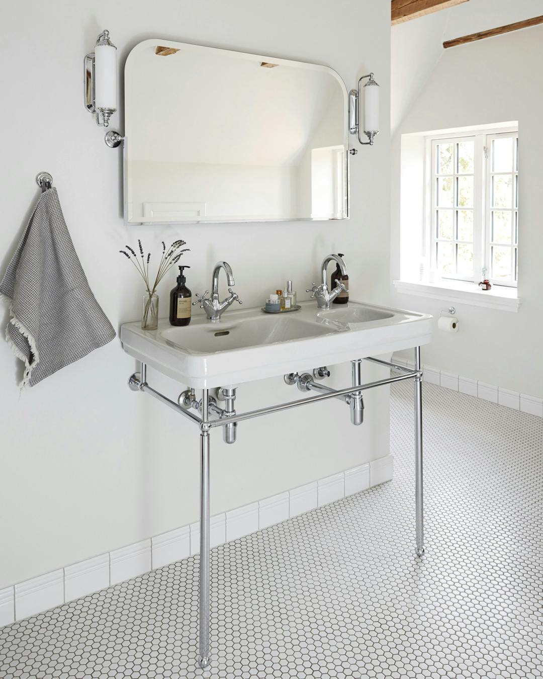 haandvask_boligreportage_anne_nordbjerg_badevaerelse_hotelstil_herskabelig_foto_-mia-mortensen