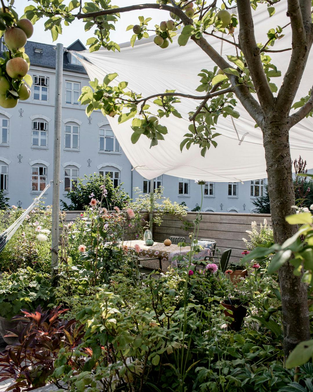 haven_paa_taget_havemoebler_spisebord_tagterrasse